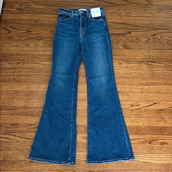 NWT Abercrombie & Fitch Ultra High Rise Jeans - Picture 1 of 3